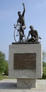 Madonna-del-Ghisallo_200 Ruten i Lombardiet Rundt går forbi Kapellet Madonna del Ghisallo, der er cykelryttere skytsengel.