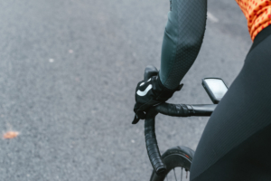 Cykelrytter_styr_computer_2000 Cykling/Cykelsport kræver en del udstyr og kan være en dyr sport at komme i gang med